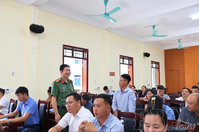 Đồng chí Vàng Văn Thành, Phó Trưởng phòng PA02, Công an tỉnh trao đổi tình huống thực tế, hướng dẫn nhận diện, xử lý việc lợi dụng tín ngưỡng, tôn giáo ngay từ cơ sở.