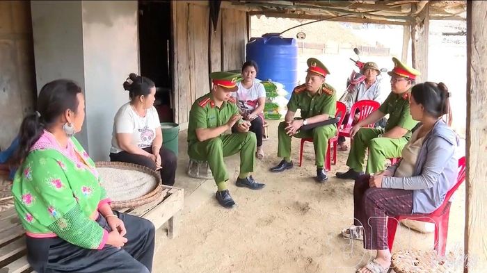 Lực lượng Công an tuyên truyền pháp luật, nâng cao cảnh giác trước hoạt động lợi dụng tín ngưỡng, tôn giáo cho người dân xã Na Sang.