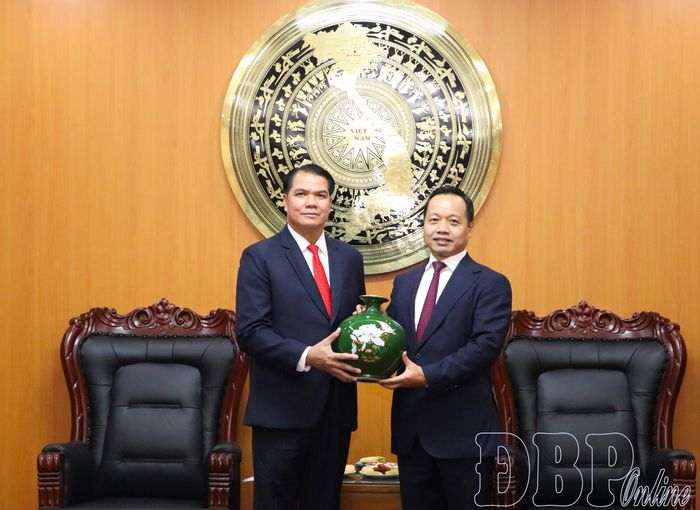 Bí thư Tỉnh ủy Trần Tiến Dũng tặng quà lưu niệm đồng chí Pén Khăm Bụt Chăn Pheng, Bí thư Tỉnh ủy Bo Kẹo.