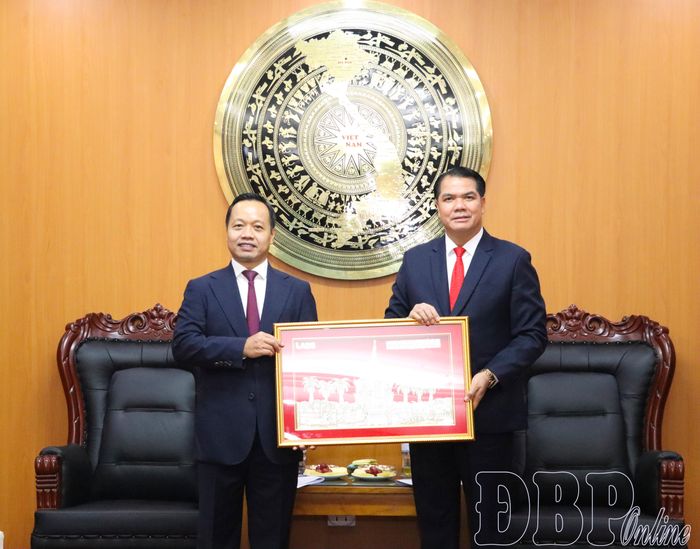 Đồng chí Pén Khăm Bụt Chăn Pheng, Bí thư Tỉnh ủy Bo Kẹo tặng quà lưu niệm Bí thư Tỉnh ủy Điện Biên Trần Tiến Dũng.