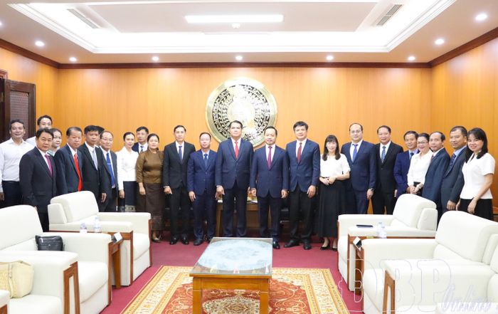 Đoàn đại biểu 2 tỉnh Điện Biên và Bo Kẹo chụp ảnh lưu niệm.