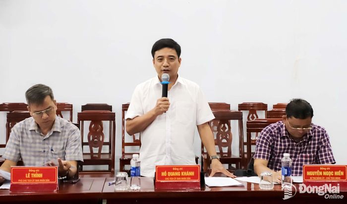 Chủ tịch UBND xã Lộc Thành Hồ Quang Khánh báo cáo công tác quản lý di tích. Ảnh: My Ny