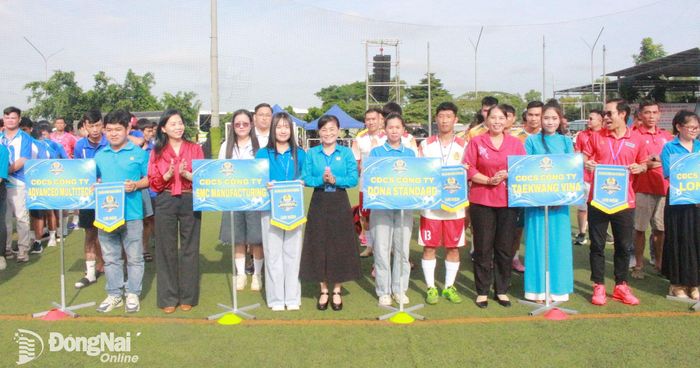 Ban tổ chức và các đại biểu trao cờ thi đấu cho các đội vào vòng chung kết. Ảnh: N.Hòa