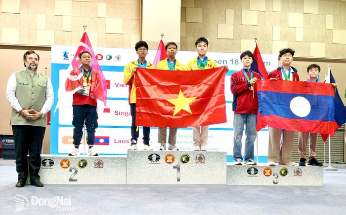 Kỳ thủ Trần Ngọc Minh Duy cùng các đồng đội giành huy chương vàng cá nhân nam U.18 cờ tiêu chuẩn. Ảnh: NVCC