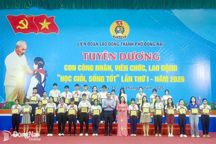 Các em học sinh đạt thành tích học giỏi, sống tốt được tuyên dương tại chương trình. Ảnh: N.Hòa