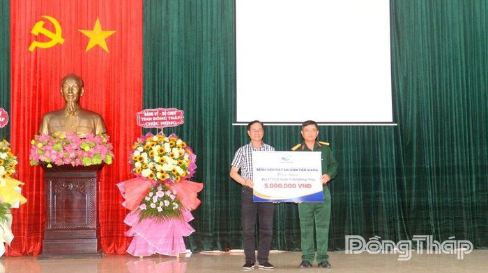 Bệnh viện Mắt Sài Gòn Tiền Giang trao bảng tượng trưng tặng các suất phẫu thuật và quà cho Hội Cựu chiến binh tỉnh và Ban Liên lạc truyền thống Cựu chiến binh ngành Quân y tỉnh.