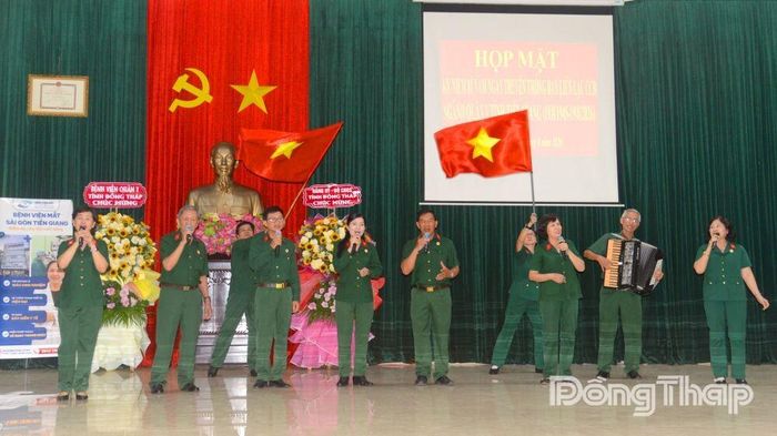 Các cựu chiến binh biểu diễn văn nghệ chào mừng tại buổi họp mặt.