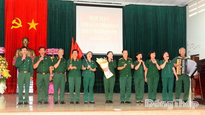 Đồng chí Phan Hùng Mãnh, Chủ tịch Hội Cựu chiến binh tỉnh Đồng Tháp tặng hoa các cựu chiến binh tham gia biểu diễn văn nghệ.