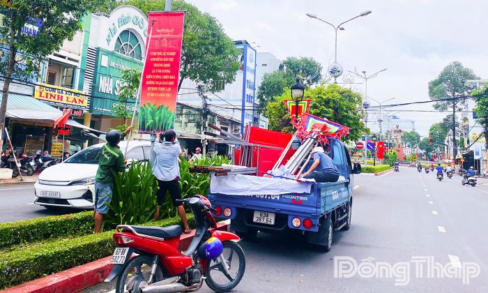 Tuyên truyền trực quan được tăng cường trên các tuyến đường phường Gò Công hướng về Lễ tưởng niệm Anh hùng dân tộc Trương Định. 