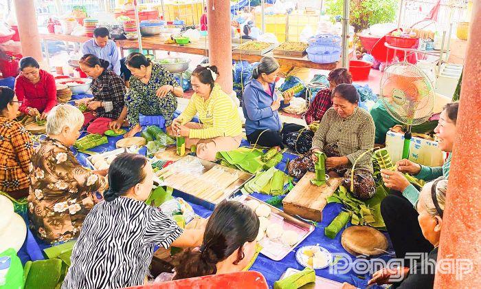 Người dân trong và ngoài tỉnh cùng nhau gói bánh tét chuẩn bị phục vụ Lễ tưởng niệm Anh hùng dân tộc Trương Định.