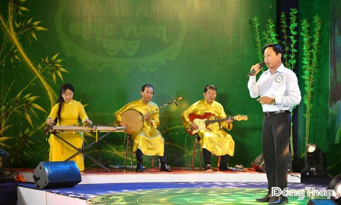 Thí sinh trình bày phần thi tại Vòng Khởi động Gameshow “Tài tử miệt vườn” mùa 6.