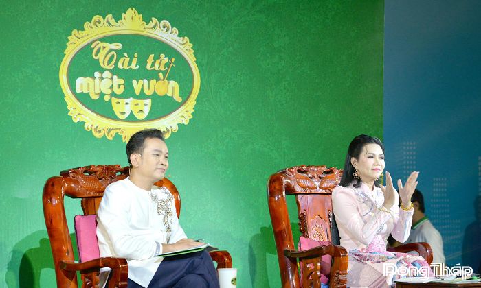 Nghệ sĩ Nhân dân Hữu Quốc và Nghệ sĩ Ưu tú Ngọc Huyền nghe các thí sinh trình diễn phần thi Vòng Khởi động.