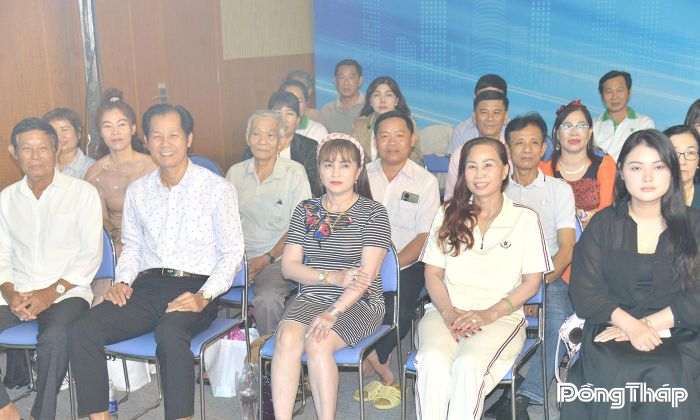 Khán giả chăm chú theo dõi phần thi của các thí sinh tại Gameshow “Tài tử miệt vườn” mùa 6.