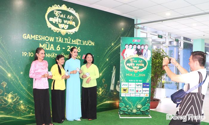 Các thí sinh tranh thủ "check-in" trước khi bước vào phần sơ tuyển Gameshow “Tài tử miệt vườn” mùa 6.
