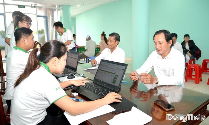 Thí sinh làm thủ tục ghi danh trước khi bước vào phần sơ tuyển Gameshow “Tài tử miệt vườn” mùa 6.