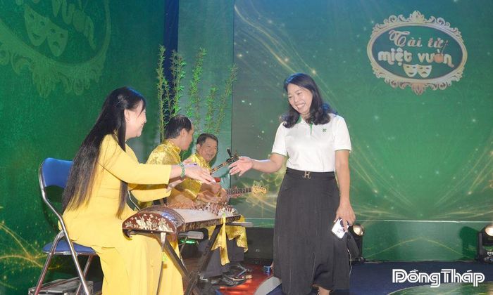 Đồng chí Ngô Thị Ngọc Hạnh, Giám đốc Báo và phát thanh, truyền hình Đồng Tháp, Trưởng Ban Tổ chức Gameshow “Tài tử miệt vườn” mùa 6 năm 2026 giao lưu cùng ban nhạc tại chương trình. 