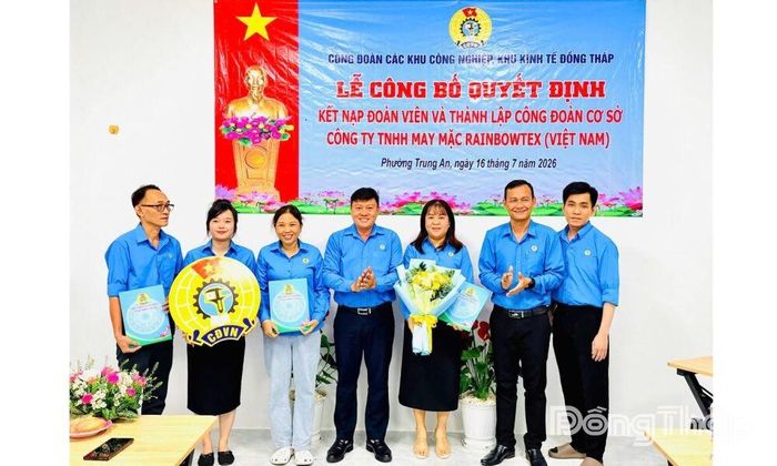 Đồng chí Hoàng Khắc Tinh, Phó Chủ tịch Thường trực Liên đoàn Lao động tỉnh (thứ 2 từ phải sang) trao Quyết định thành lập Công đoàn cơ sở tại Công ty TNHH May mặc Rainbowtex Việt Nam.