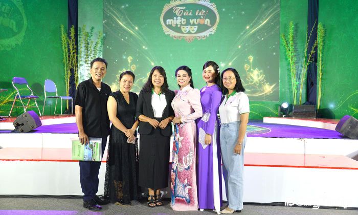 Ban Tổ chức cùng Ban Giám khảo chụp ảnh lưu niệm sau khi kết thúc vòng Khởi động Gameshow “Tài tử miệt vườn”.