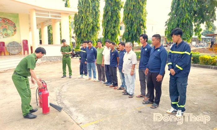 Trong những tháng đầu năm, xã Lai Vung ra mắt mô hình Điểm chữa cháy công cộng; Tổ liên gia phòng cháy, chữa cháy.