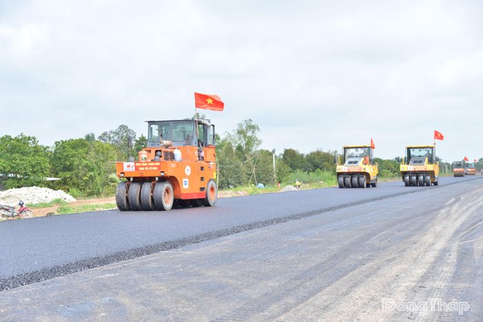 Tổng Công ty Xây dựng Trường Sơn tiến hành thảm nhựa đoạn đầu tiên tại Dự án thành phần 2.