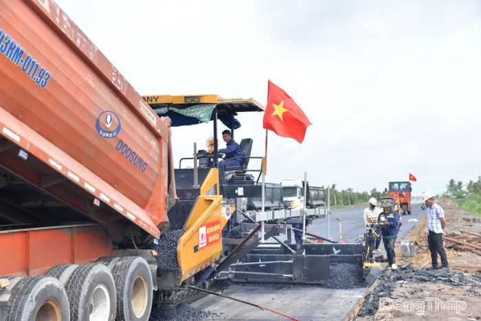 Những mét nhựa đầu tiên được thảm tại Dự án thành phần 2.