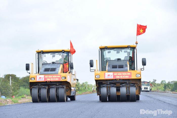 Sau khi thảm nhựa gần 500 m đường đầu tiên, các nhà thầu sẽ tiến hành thảm nhựa một số cầu trên tuyến.