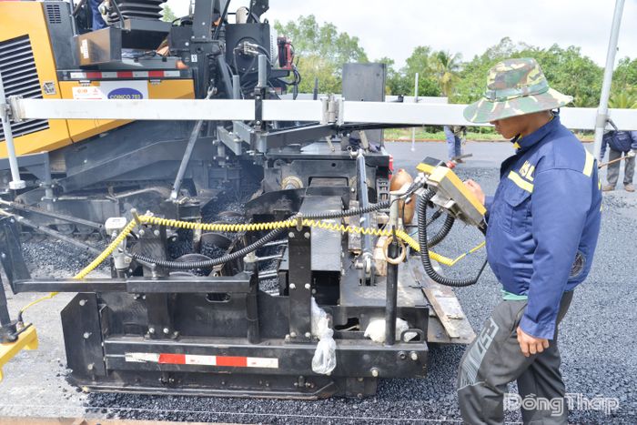 Tranh thủ thời tiết thuận lợi trong sáng ngày 16-8, Tổng Công ty Xây dựng Trường Sơn đã hoàn thiện đoạn đường đủ điều kiện thảm nhựa còn lại.