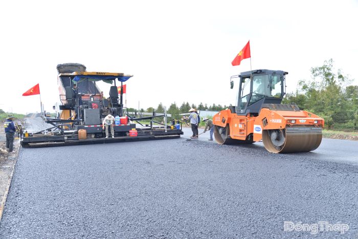 Những ngày qua, liên danh các nhà thầu thi công Dự án thành phần 2 phải "canh trời", tranh thủ từng khoảng thời tiết thuận lợi để triển khai thi công các hạng mục.