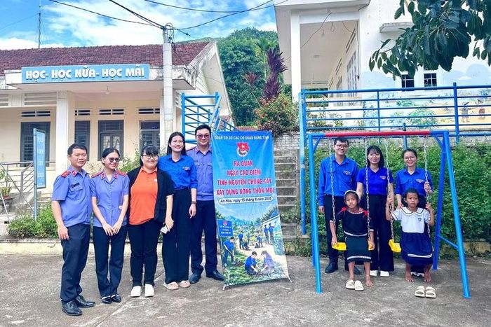  Ban Tổ chức trao tặng công trình sân chơi thiếu nhi cho Trường Tiểu học An Quang. Ảnh: Hoàng Vũ 