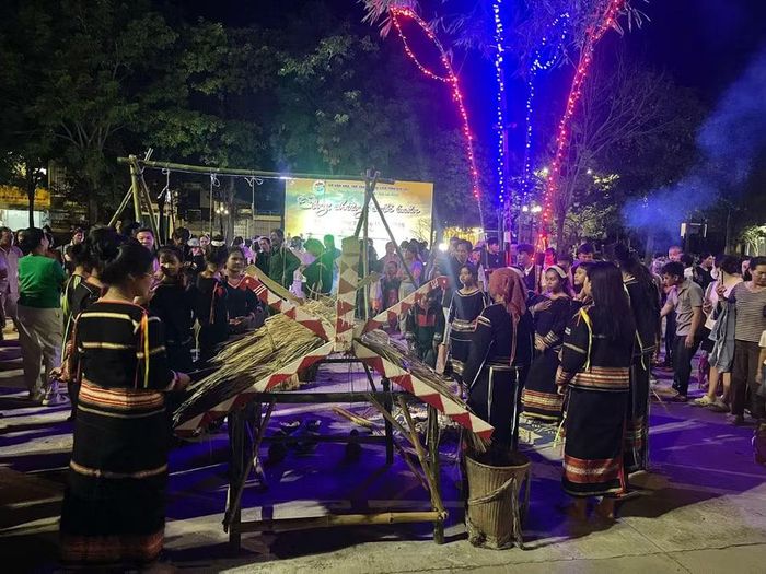  Đội xoang nhảy múa xung quanh nhà mồ trong lễ bỏ mả của người Jrai. Ảnh: Vũ Chi 