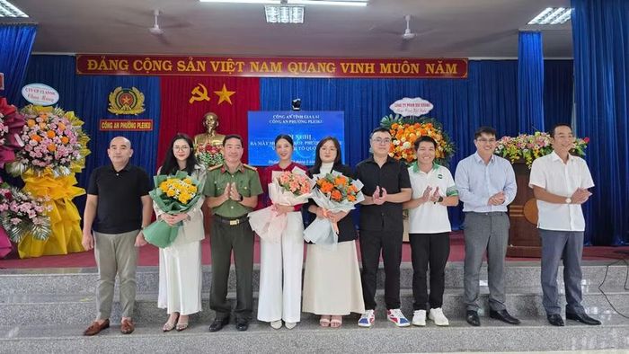  Ban chủ nhiệm mô hình ra mắt tại hội nghị. Ảnh: Bá Bính 