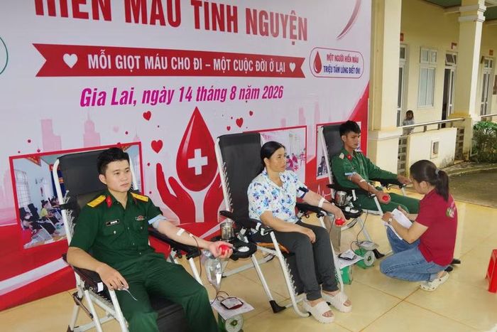 Cán bộ, chiến sĩ và người dân tham gia hiến máu. Ảnh: Vĩnh Hoàng