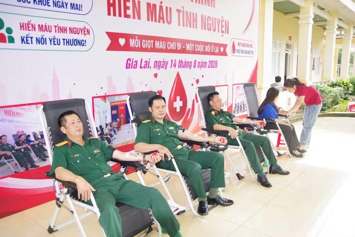 Lãnh đạo, chỉ huy Đoàn Kinh tế - Quốc phòng 715 tham gia hiến máu. Ảnh: Vĩnh Hoàng