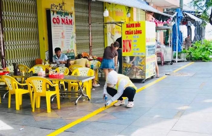  Việc phân định rõ không gian dành cho người đi bộ nhằm bảo đảm an toàn, tạo thuận lợi cho người dân khi lưu thông. Ảnh: Đ.Y 