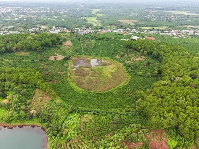  Cạnh Biển Hồ là còn có dấu vết của những miệng núi lửa, nhìn từ trên cao như một tấm khiên nằm cạnh bờ hồ để bảo vệ cho “đôi mắt Pleiku”. Ảnh: Hoàng Ngọc 