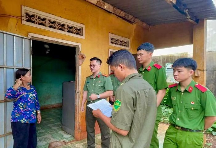  Đội hình Hành quân xanh của tuổi trẻ Công an tỉnh thực hiện các hoạt động tình nguyện tại xã Ia Dom. Ảnh: Thế Quyền 