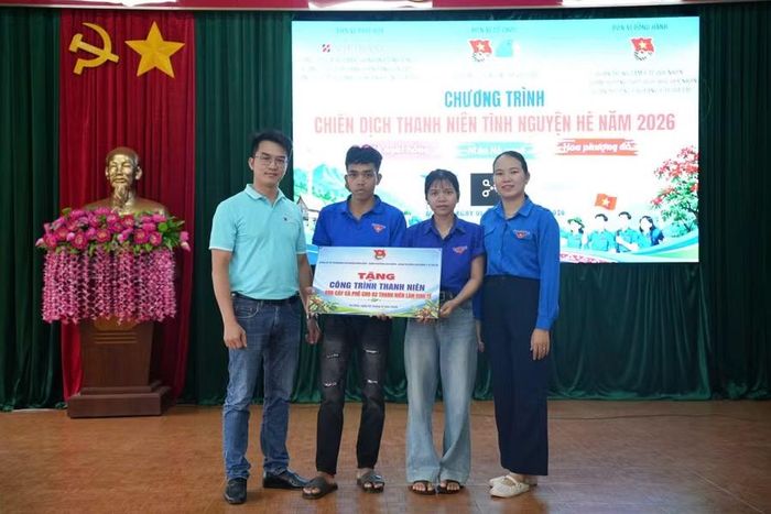  Anh Rơ Mah Kin (thứ 2 từ trái sang) được hỗ trợ cây giống từ chương trình. Ảnh: ĐVCC 