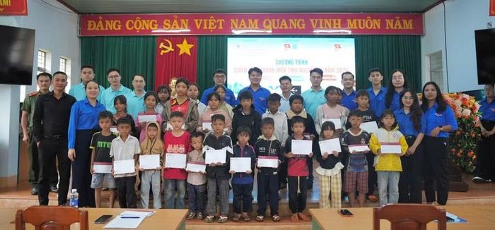  Đoàn cơ sở Agribank Chi nhánh Gia Lai và Agribank Chi nhánh Đông Gia Lai trao học bổng cho học sinh có hoàn cảnh khó khăn tại xã Ia Chia. Ảnh: ĐVCC 