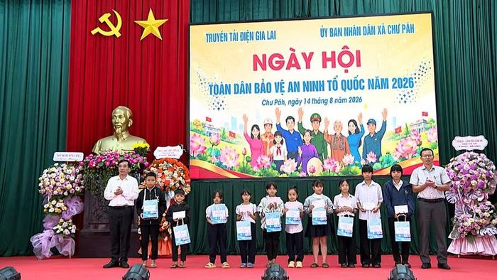  Truyền tải điện Gia Lai trao quà cho học sinh có hoàn cảnh khó khăn trên địa bàn xã Chư Păh. Ảnh: R'Piên 
