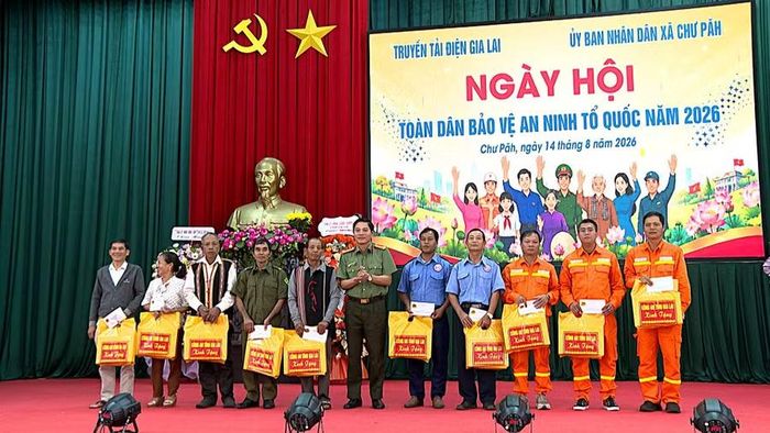  Lãnh đạo Công an tỉnh tặng quà cho 10 cá nhân tiêu biểu trong phong trào toàn dân bảo vệ an ninh Tổ quốc. Ảnh: R'Piên 