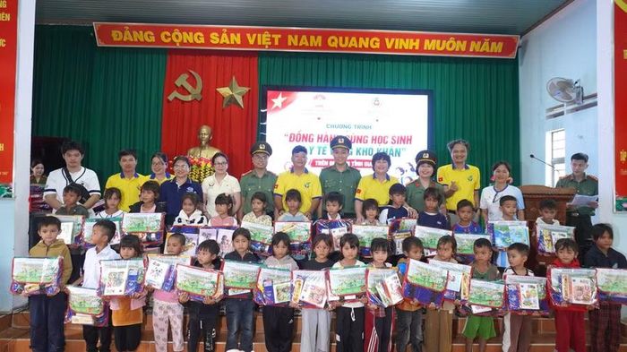  Ban tổ chức trao nhiều phần quà cho các em học sinh tại UBND xã Tơ Tung. Ảnh: Chu Hằng 