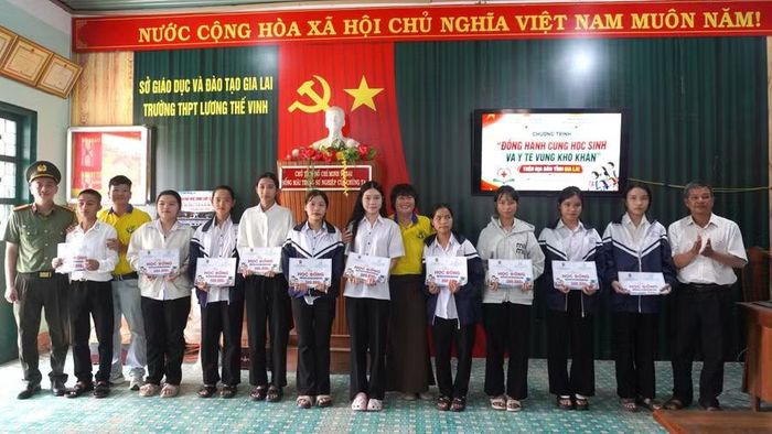  Ban tổ chức trao 10 suất học bổng cho học sinh Trường THPT Lương Thế Vinh (xã Kbang). Ảnh: Chu Hằng 