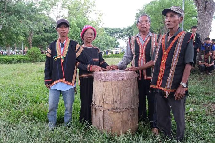  Chiếc trống lớn do già làng Kpă Jao chế tác năm 1976, được ông xem là chiếc trống lớn cuối cùng làm tại vùng đất bên suối Ia Mlah. Ảnh: M.Châu 