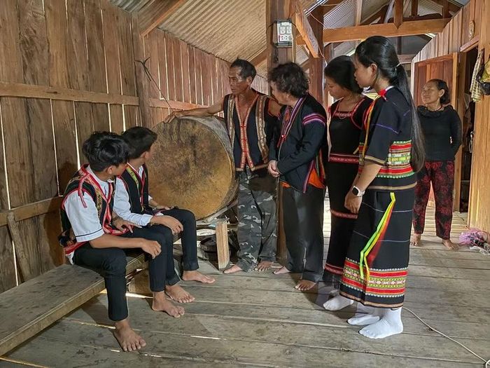  Nghệ nhân Kpă Rik giới thiệu chiếc trống lớn được gia đình ông sử dụng để báo tin vui, buồn và những việc trọng đại của gia đình. Ảnh: M.Châu 