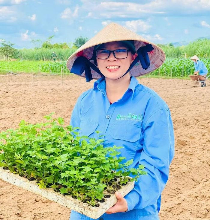  Chị Nguyễn Thị Thu Trang bên vườn dược liệu. Ảnh: ĐVCC 