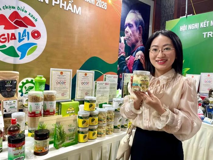  Chị Hồ Thị Hoài Thu giới thiệu sản phẩm tại một chương trình xúc tiến thương mại. Ảnh: Vũ Thảo 