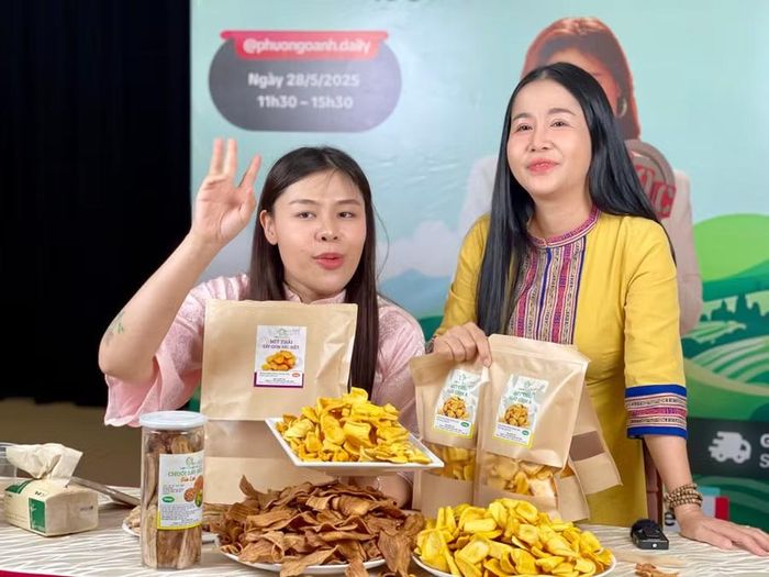  Chị Lê Thị Lan (bên phải) giới thiệu sản phẩm trong một chương trình livestream cùng KOL, một cách tiếp cận người tiêu dùng của các chủ thể sản xuất. Ảnh: Vũ Thảo 