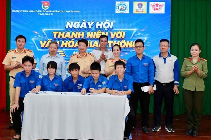  Đoàn viên thanh niên ký cam kết chấp hành Luật Trật tự, an toàn giao thông đường bộ, đội mũ bảo hiểm đạt chuẩn, không điều khiển phương tiện khi chưa đủ điều kiện tại Ngày hội Thanh niên với văn hóa giao thông. Ảnh: D.L 