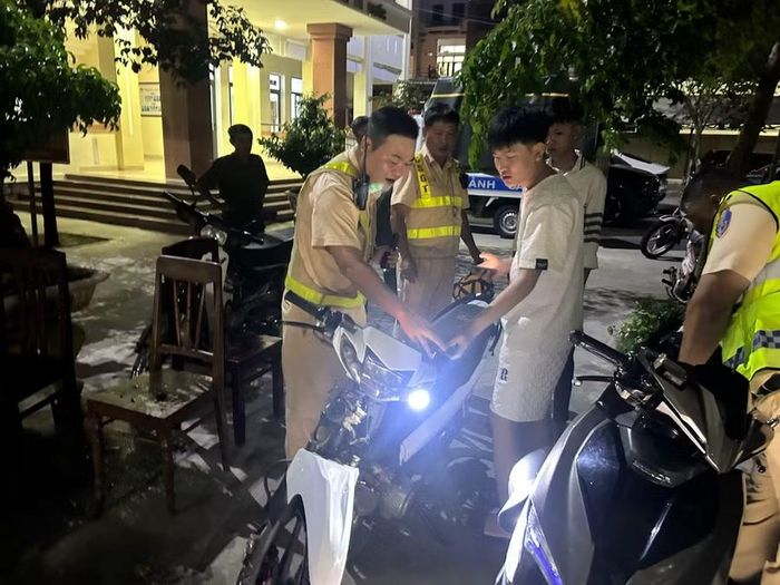  Tổ công tác của Phòng CSGT xử lý 1 trường hợp thanh thiếu niên sử dụng xe mô tô đã thay đổi kết cấu trái quy định tại phường Quy Nhơn. Ảnh: D.L 