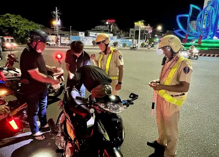  Tổ công tác xử lý 1 trường hợp thanh thiếu niên điều khiển xe mô tô nhưng không đội mũ bảo hiểm và phương tiện có dấu hiệu thay đổi kết cấu tại phường Quy Nhơn Nam. Ảnh: D.L 